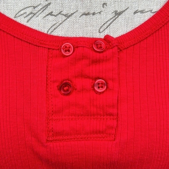 JANE & BLEECKER NEW YORK Ribbed 3/4 Sleeve Henley Tee - Red - Picture 4 of 9